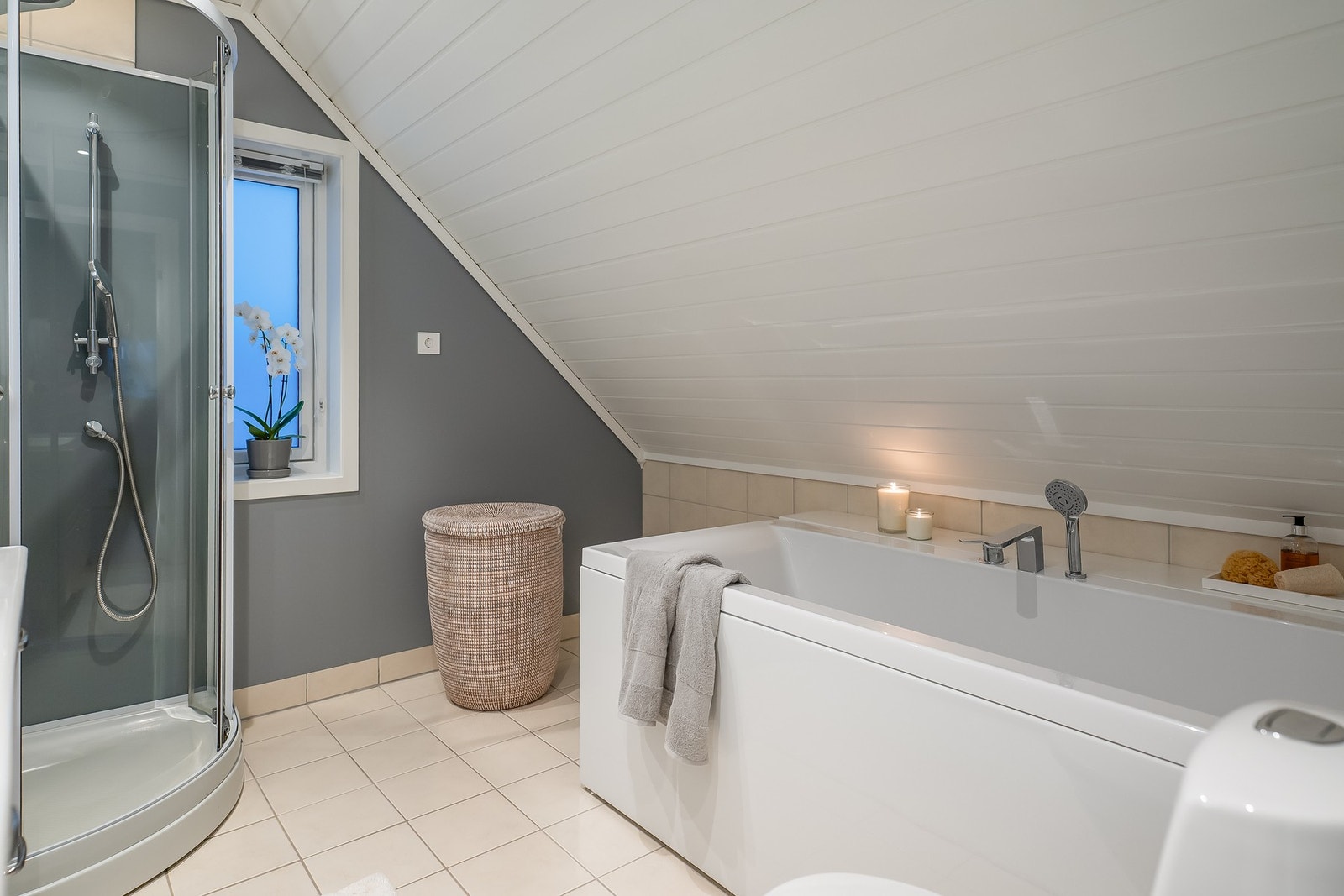 Elegant og stilrent bad i 2.etasje. Galleribilde