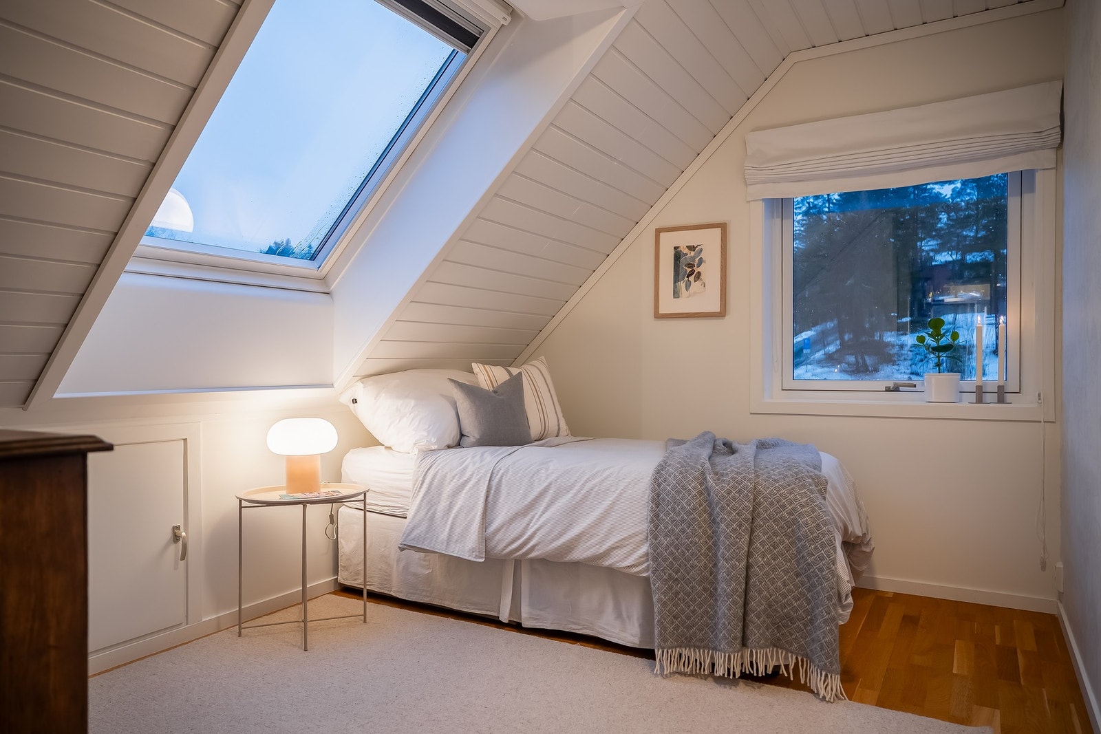 Soverom 4 er på 9 kvm, og får rikelige med naturlig lys igjennom store vindus flater. Galleribilde