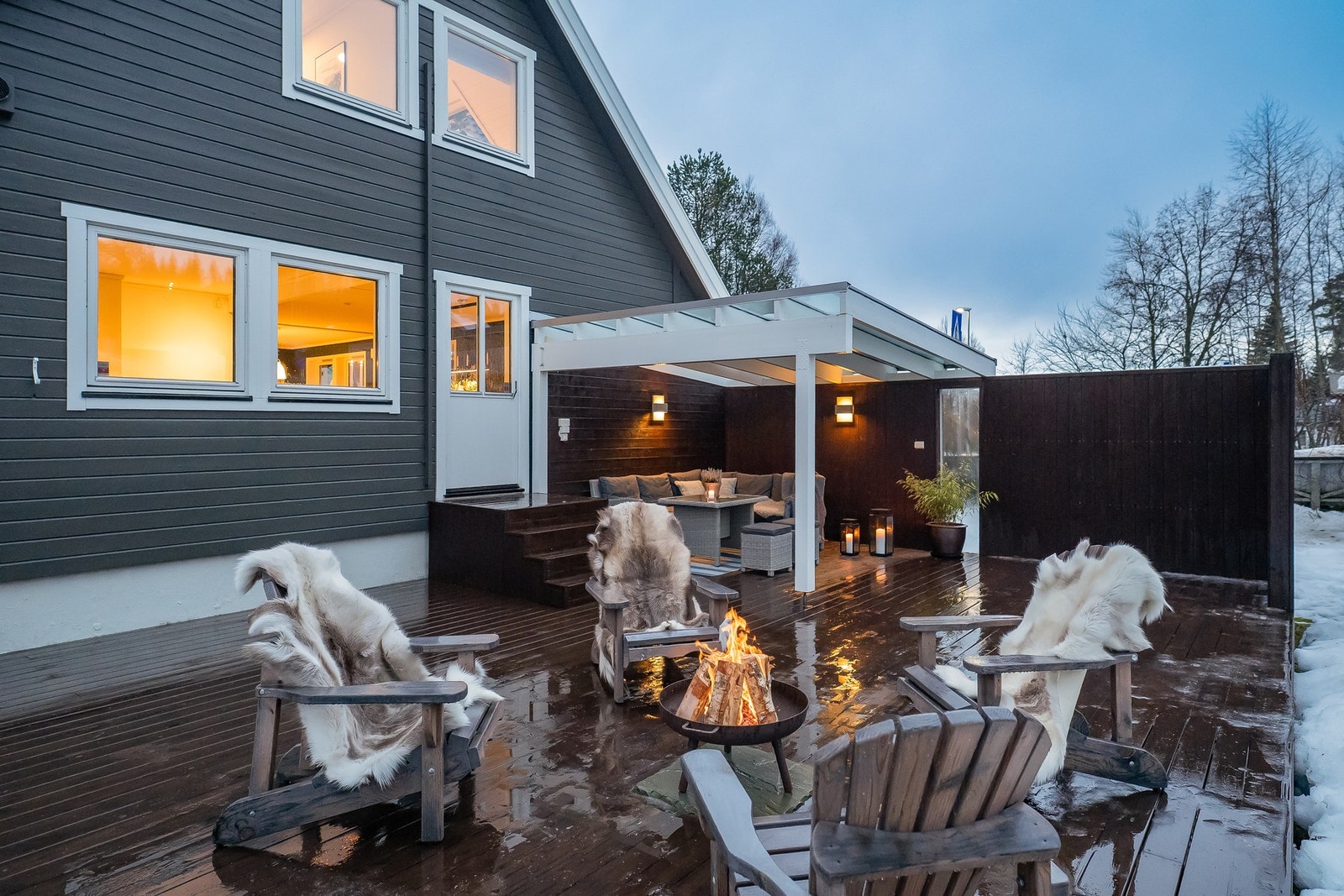 Terrassen er romslig og godt egnet for både spisegruppe, grill og sosiale soner. Galleribilde