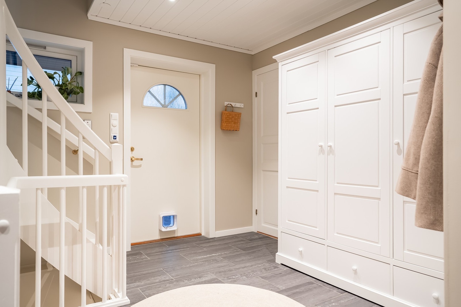 Entréen fungerer som et naturlig bindeledd mellom boligens oppholdsrom og gir et ryddig førsteinntrykk. Galleribilde