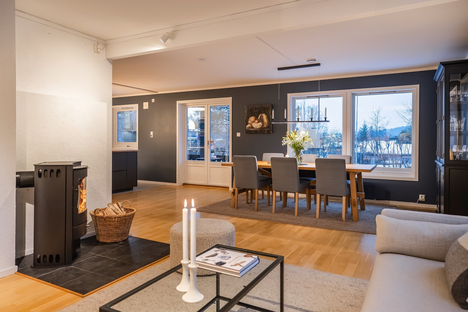 Romslig åpen stue og-kjøkken løsning på hele 52m², stuen er delt i flere soner. Galleribilde