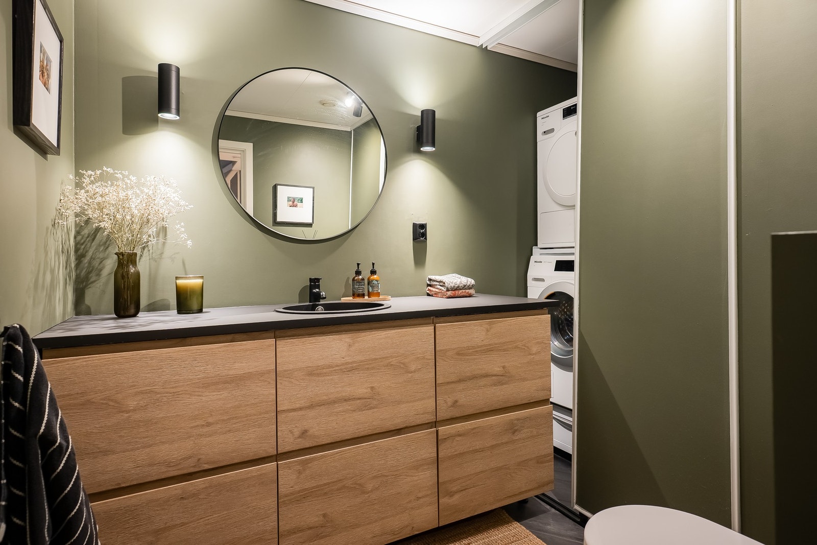 Stilrent bad/vaskerom rett ved entréen Galleribilde