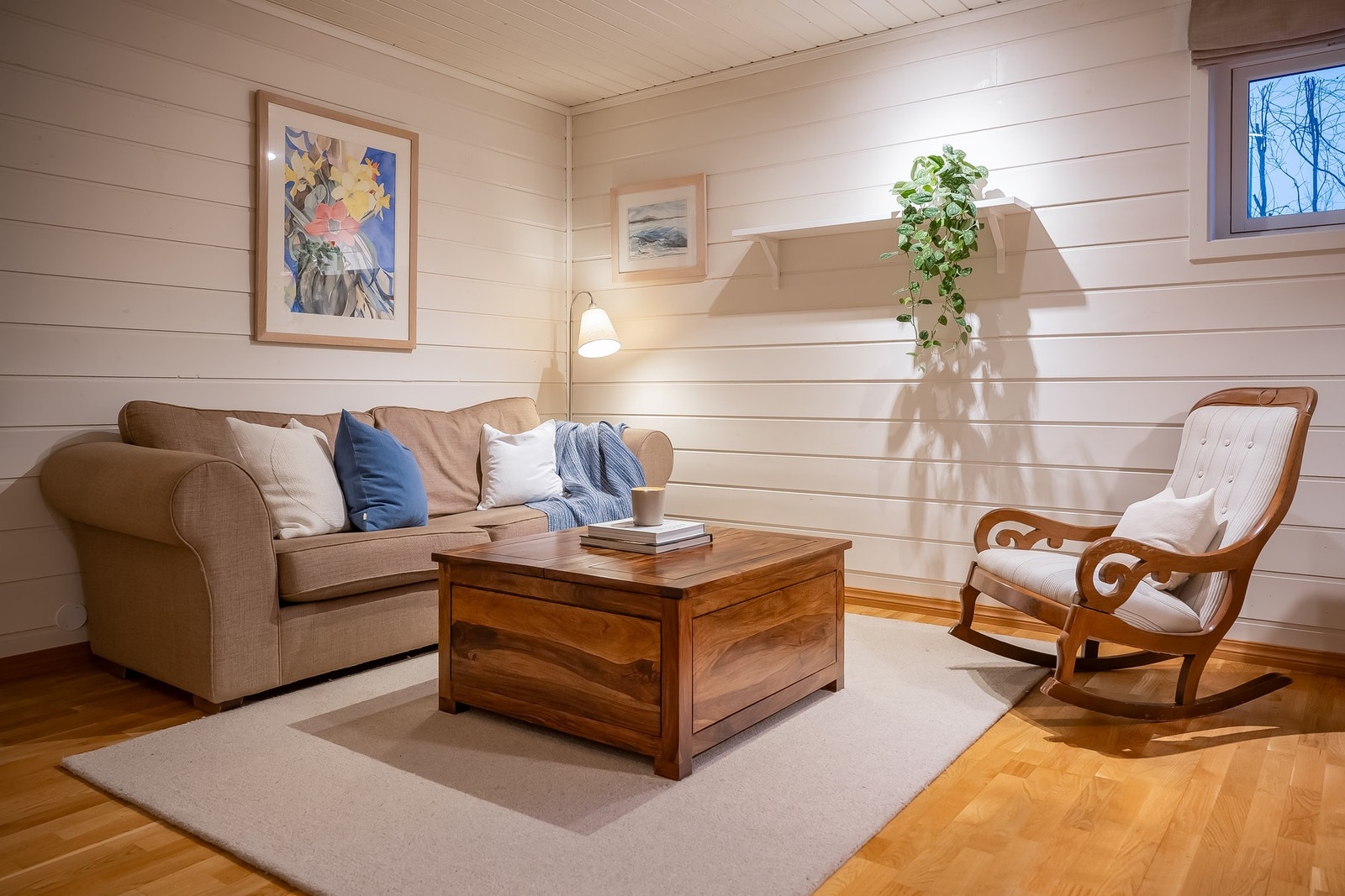 Boligen har også 2 roms leilighet i kjeller etasjen med egen inngang. Galleribilde