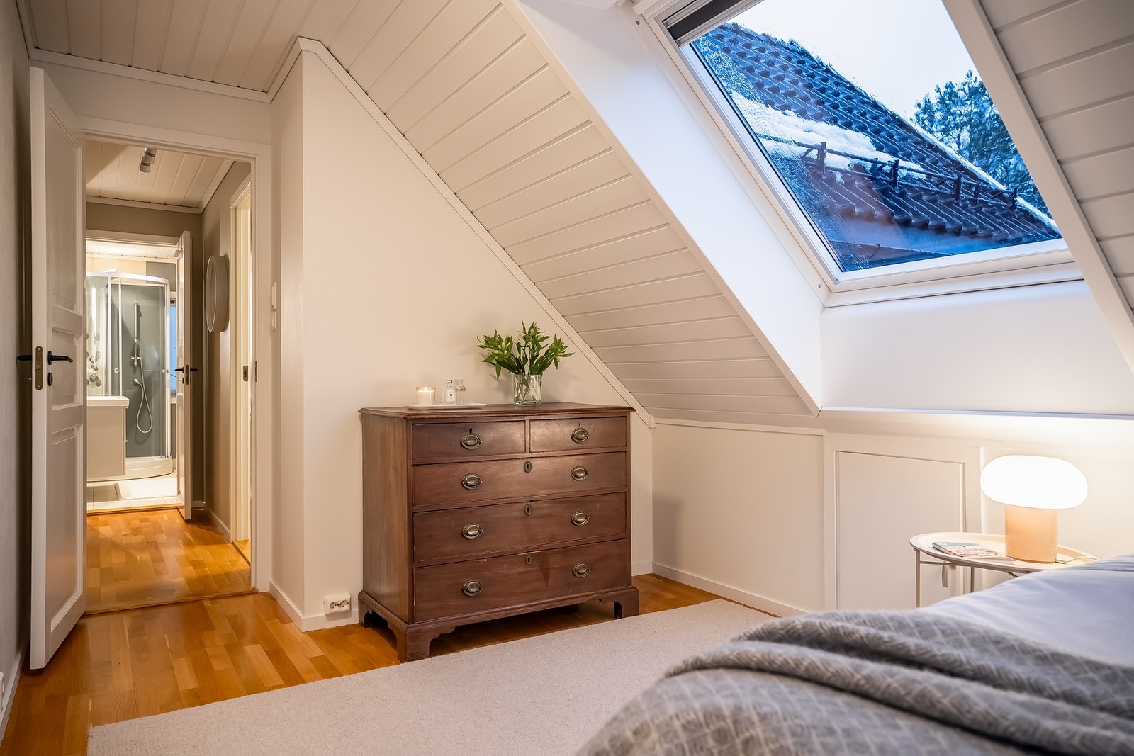 Rommene er fleksible i bruk og egner seg godt som barnerom, gjesterom eller hjemmekontor Galleribilde