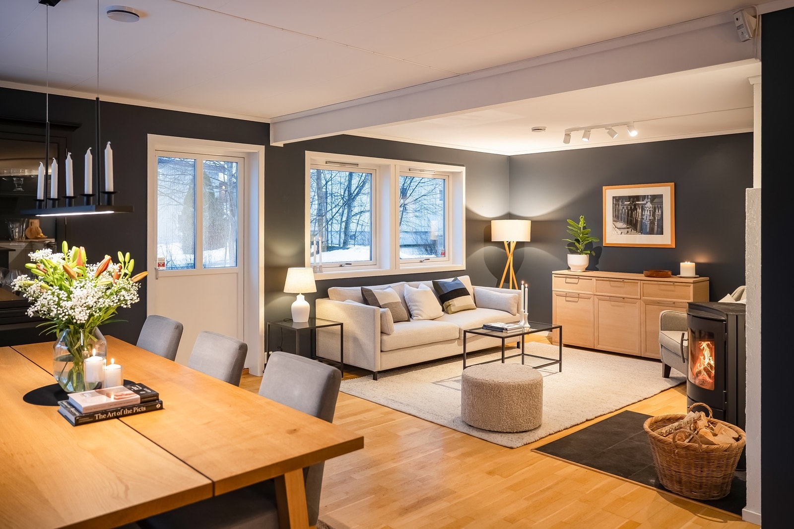 Fra stuen er det utgang til stor terrasse med gode solforhold. Galleribilde