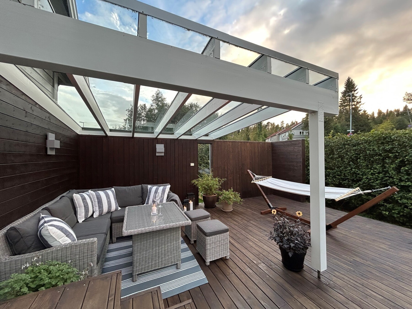 Skjermede og innbydende uteområder med romslig hage, terrasse og jacuzzi. Galleribilde