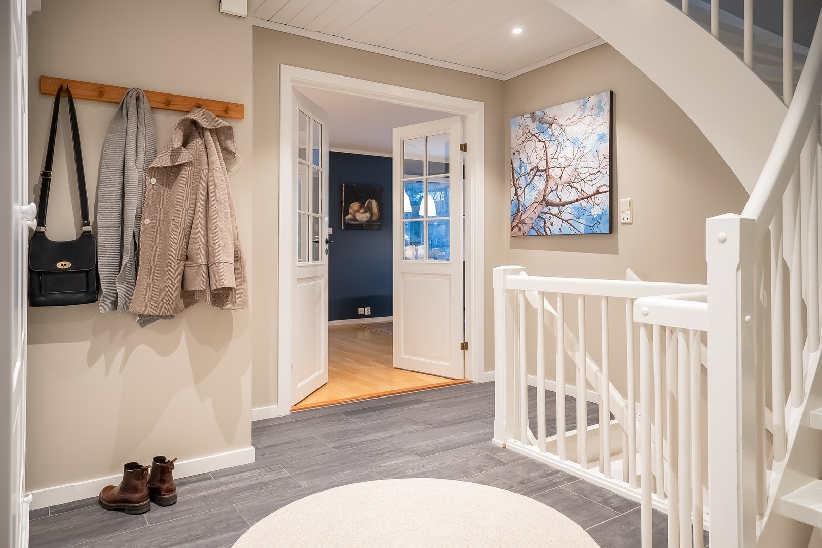 Boligen ønskes velkommen via en romslig entré på ca. 12 kvm med god plass til garderobeløsninger. Galleribilde