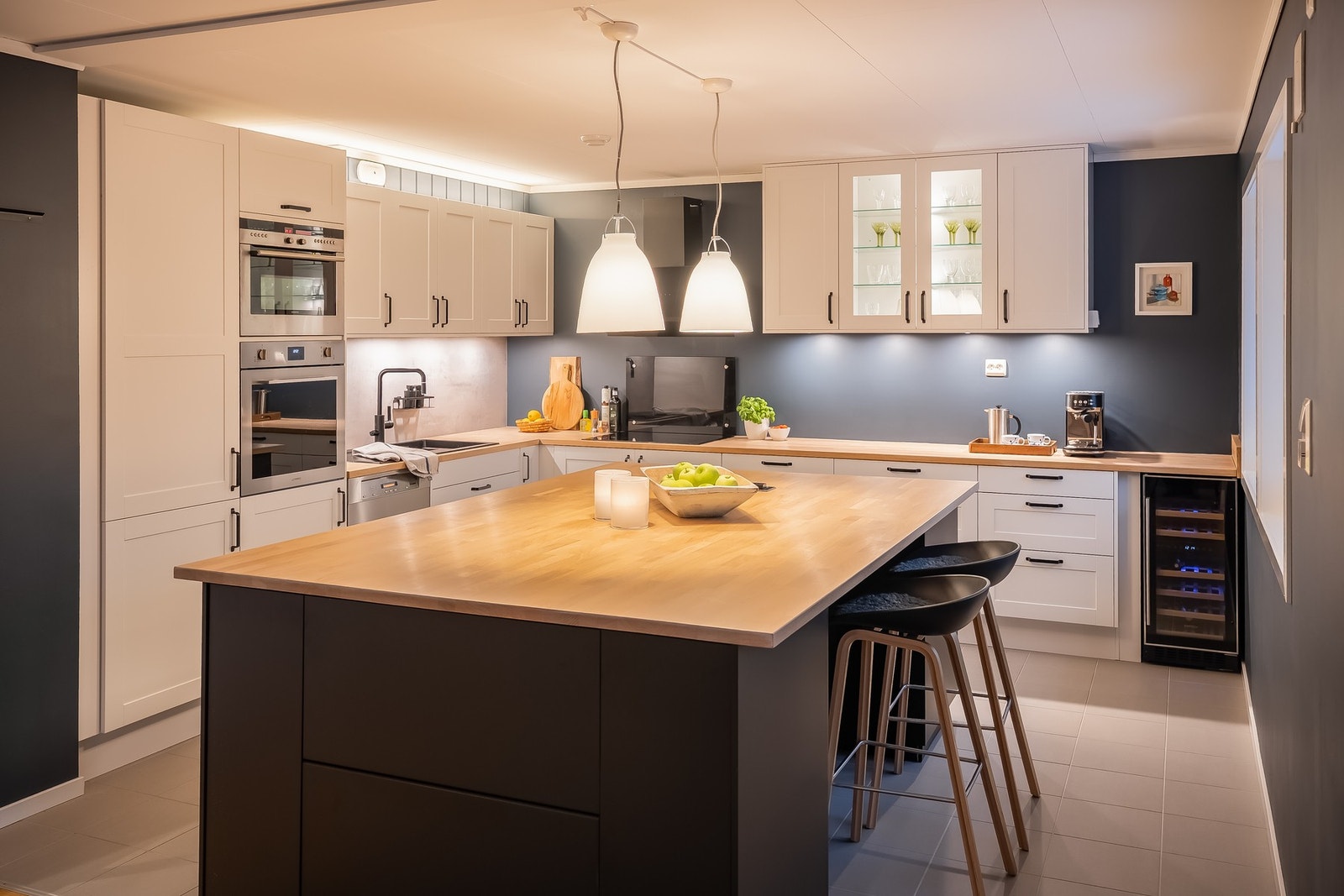 Ny Sigdal innredningen fra 2022, kjøkkenet har særdeles godt med både oppbevarings- og benkeplass. Galleribilde