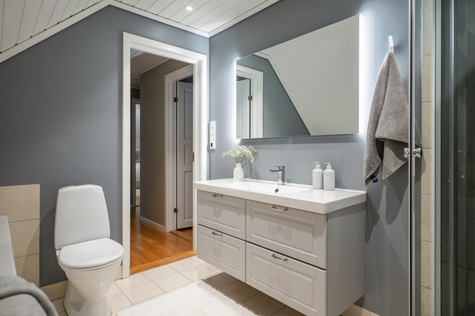 Et funksjonelt familiebad som betjener etasjens soverom. Galleribilde