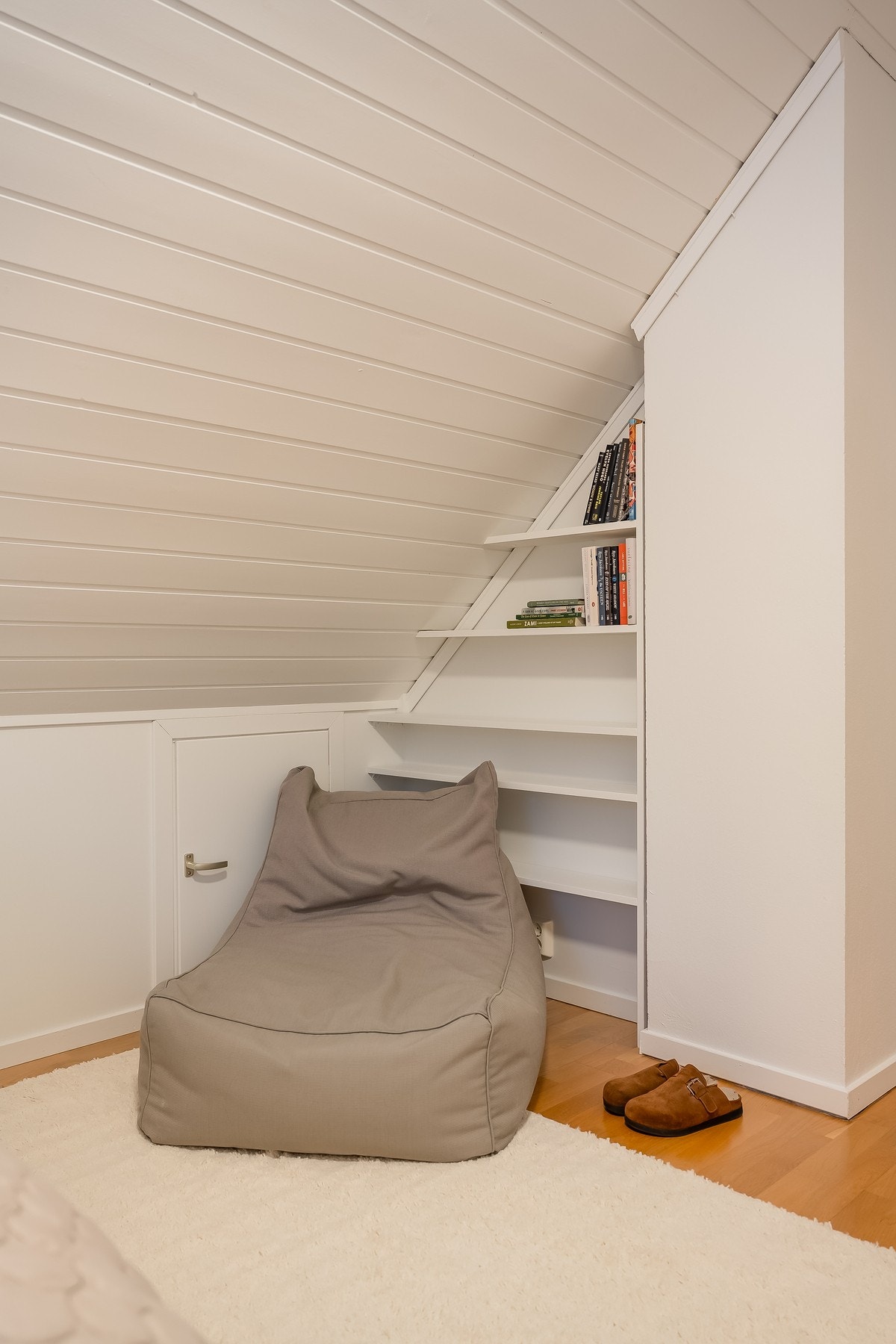 Flere av rommene har knelofter som gir gode oppbevaringsmuligheter og effektiv utnyttelse av arealet. Galleribilde