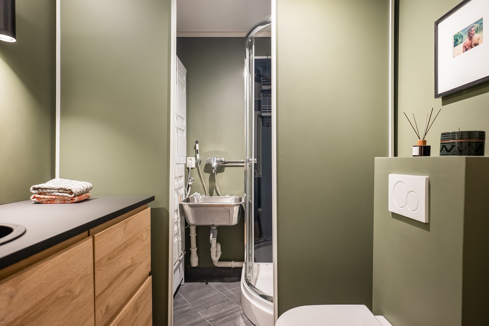 Rommet har god størrelse for vaskemaskin, tørketrommel, benkeplass og oppbevaring, og bidrar til en funksjonell hverdag. Galleribilde