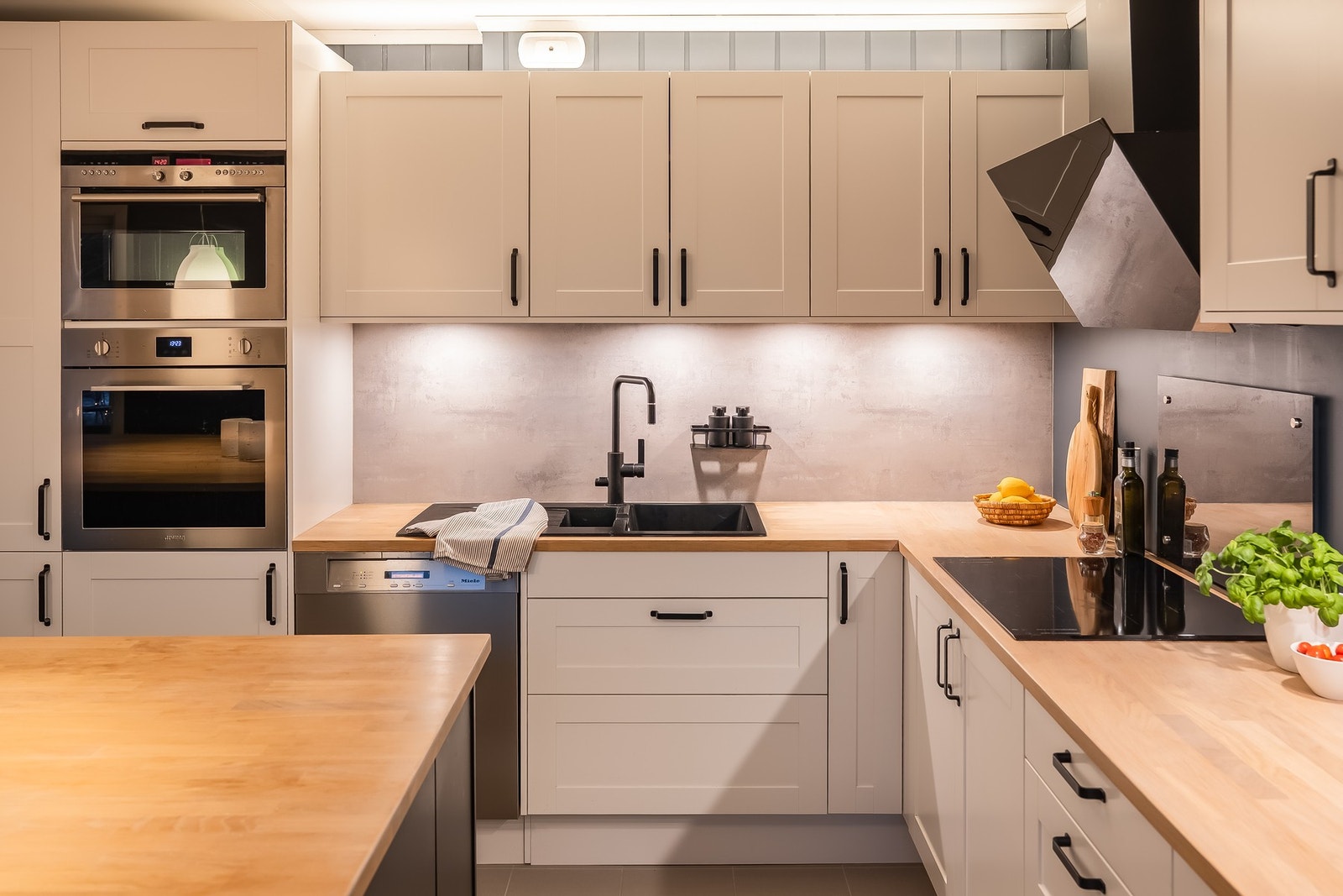 Kjøkkeninnredning med tilkobling for oppvaskmaskin og mekanisk avtrekksvifte over stekesonen. Inneholder integrert Smeg kjøl/frys (2022), Smeg stekeovn (2022), platetopp og mikrobølgeovn. Galleribilde