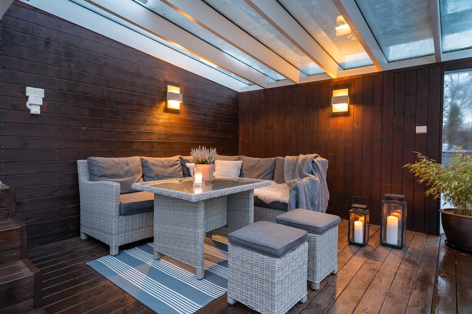 En del av terrassen er overbygd (takoverbygg), som gir ly for vær og vind og øker bruksverdien store deler av året. Galleribilde