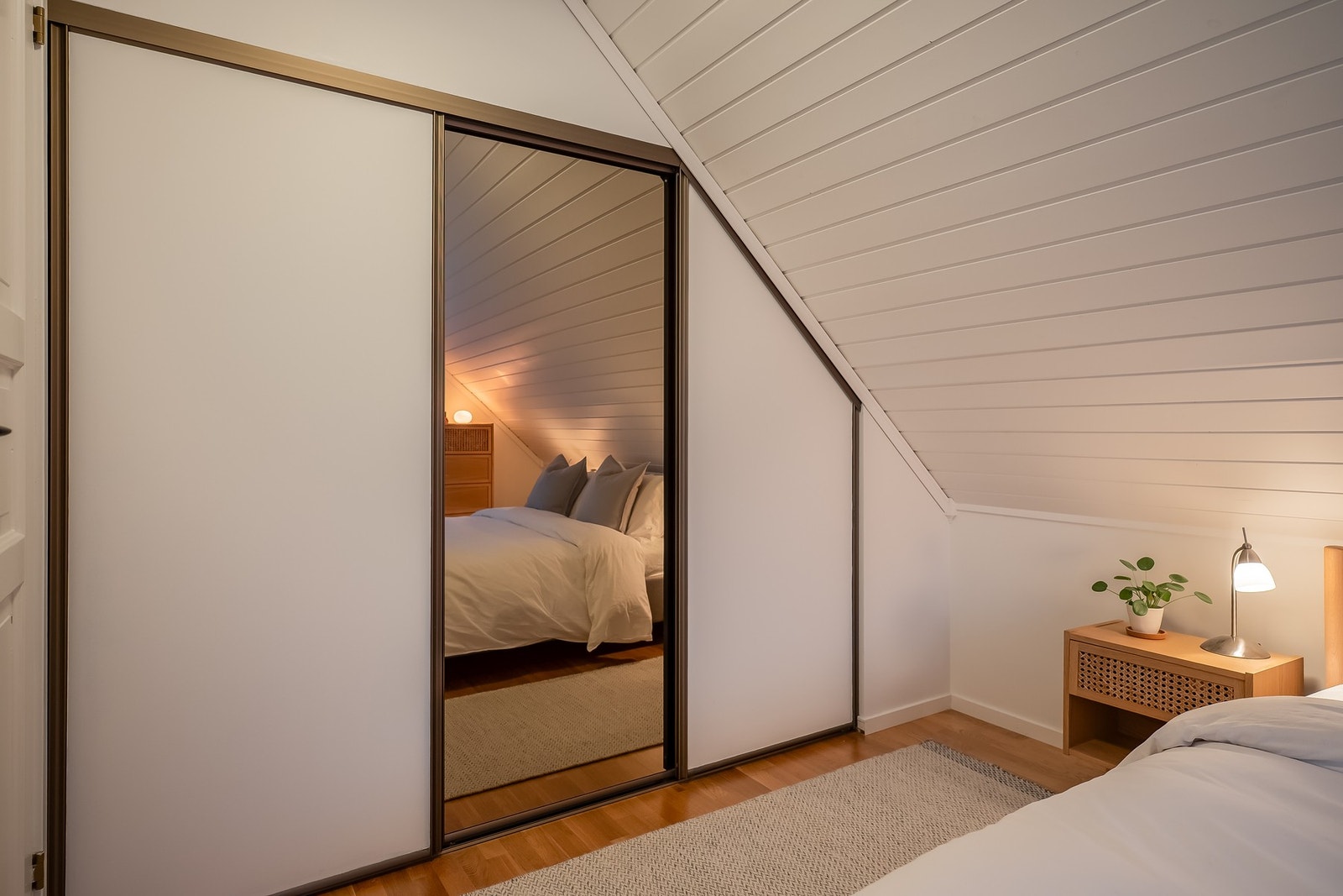 Med plass bygd garderobeløsning som medfølger i handelen. Galleribilde