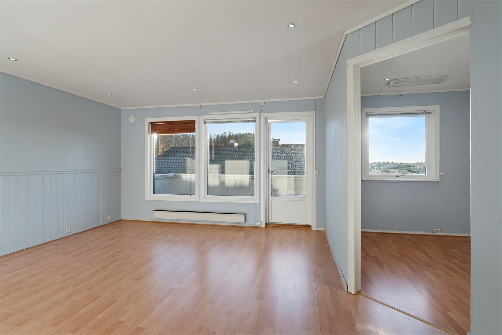 Stue med god takhøyde og naturlig lys Galleribilde