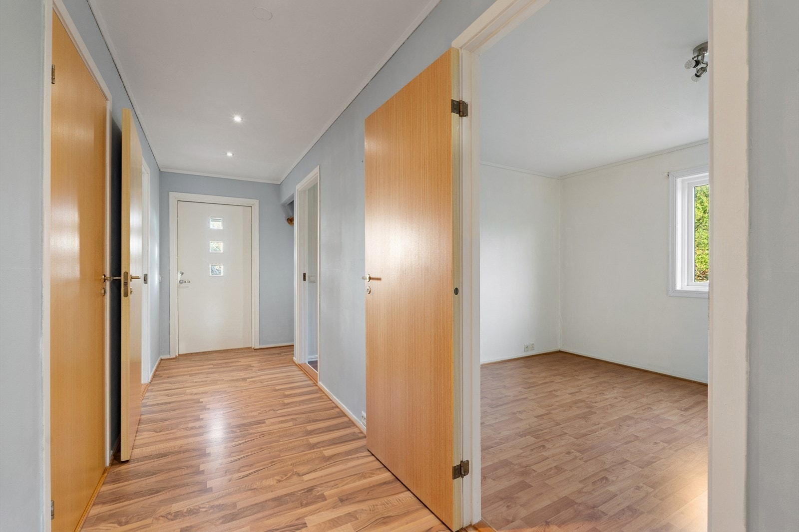 Velkommen inn - Lys gang med plass til sko og yttertøy Galleribilde