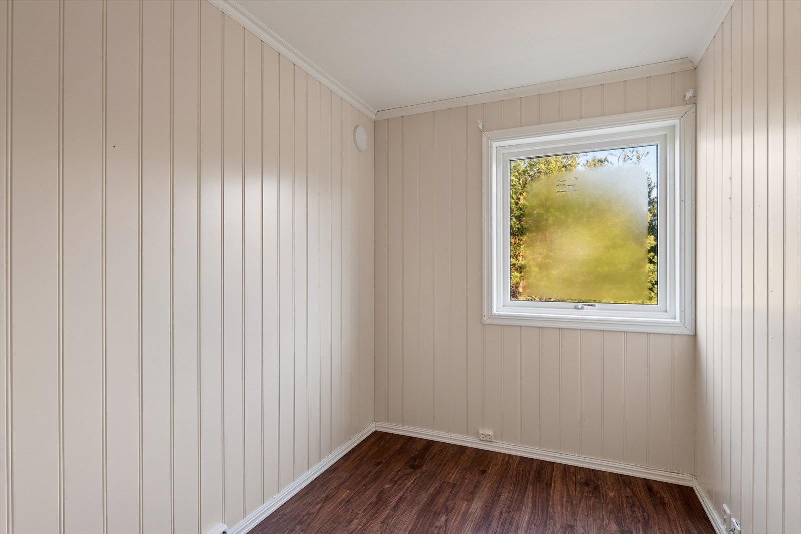 Et lyst og rolig rom med god takhøyde Galleribilde