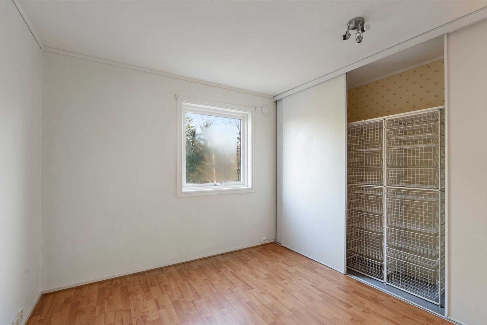 Hovedsoverom med garderobeløsning og god plass til dobbelseng Galleribilde