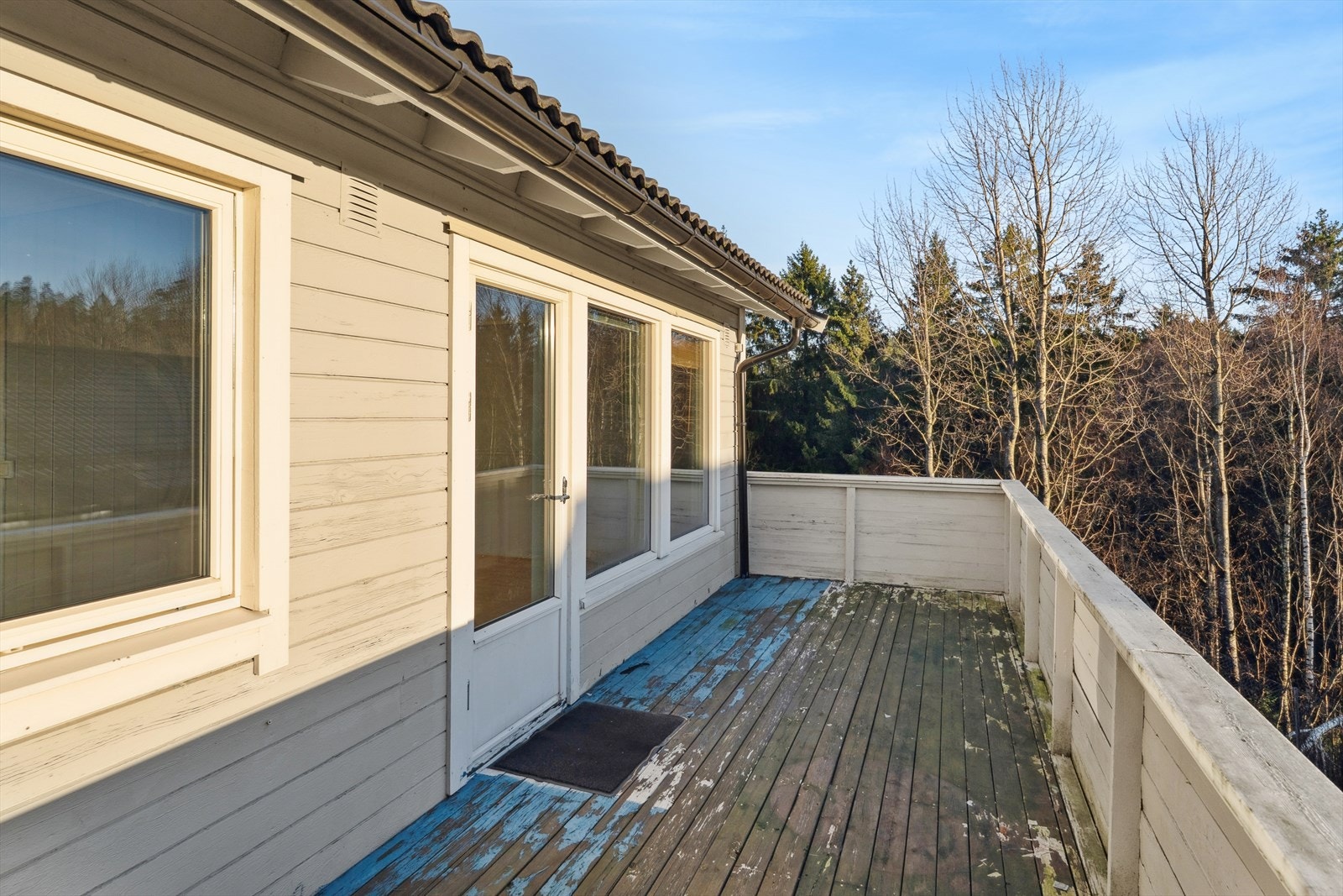 Åpen veranda med plass til avslapning og samvær Galleribilde