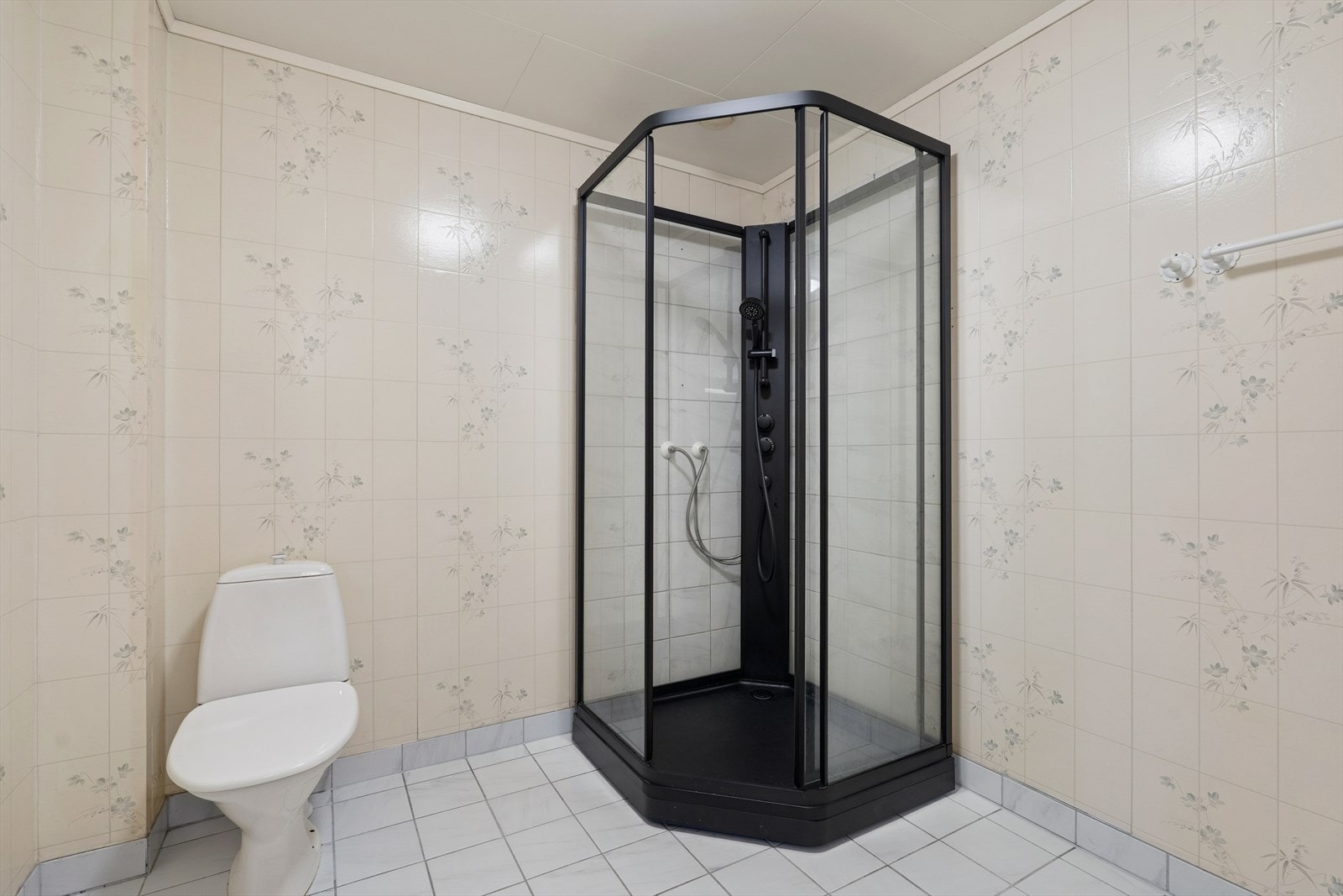 Badet har god størrelse og enkel utforming Galleribilde