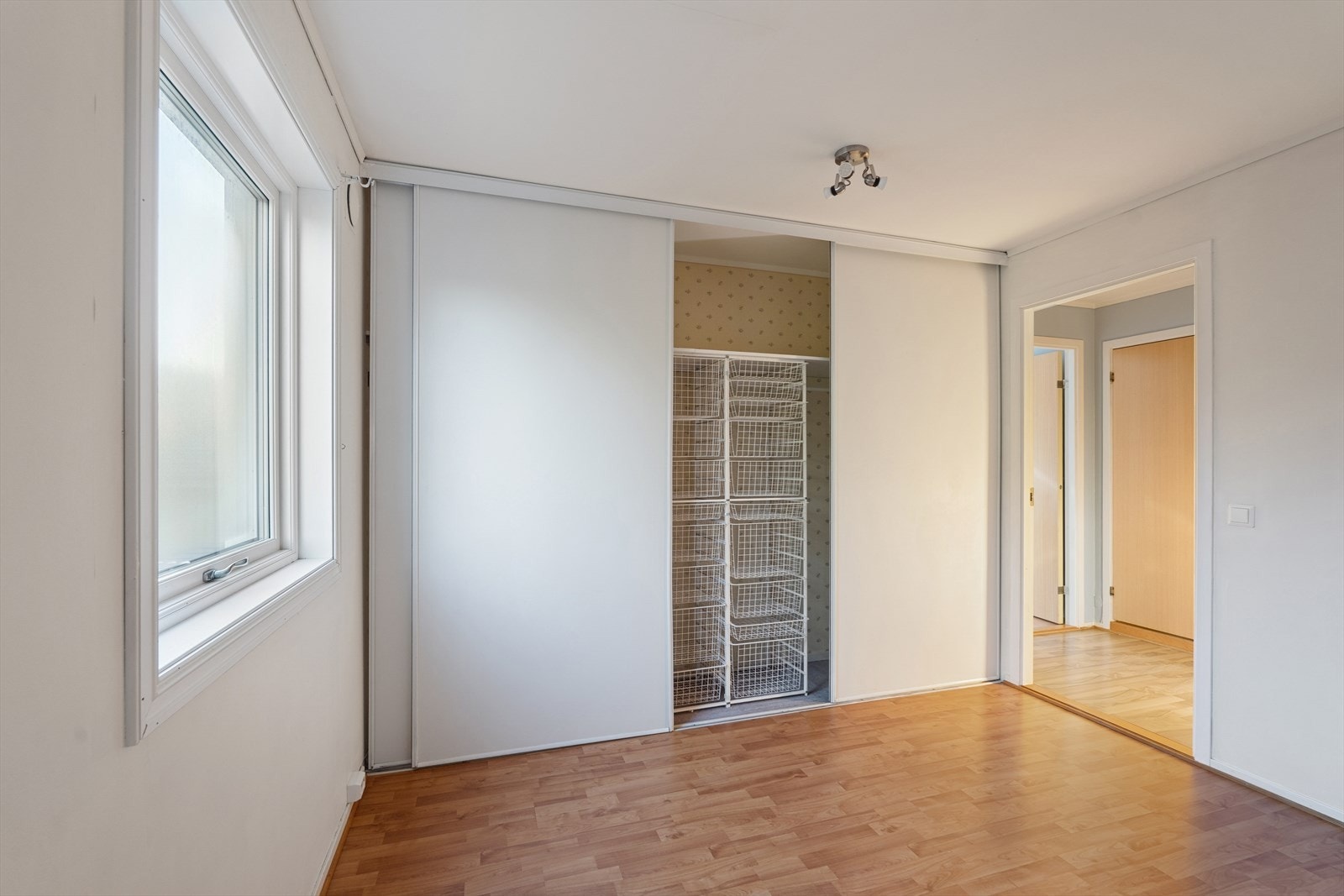 Hovedsoverommet har en rolig atmosfære og lyse flater Galleribilde