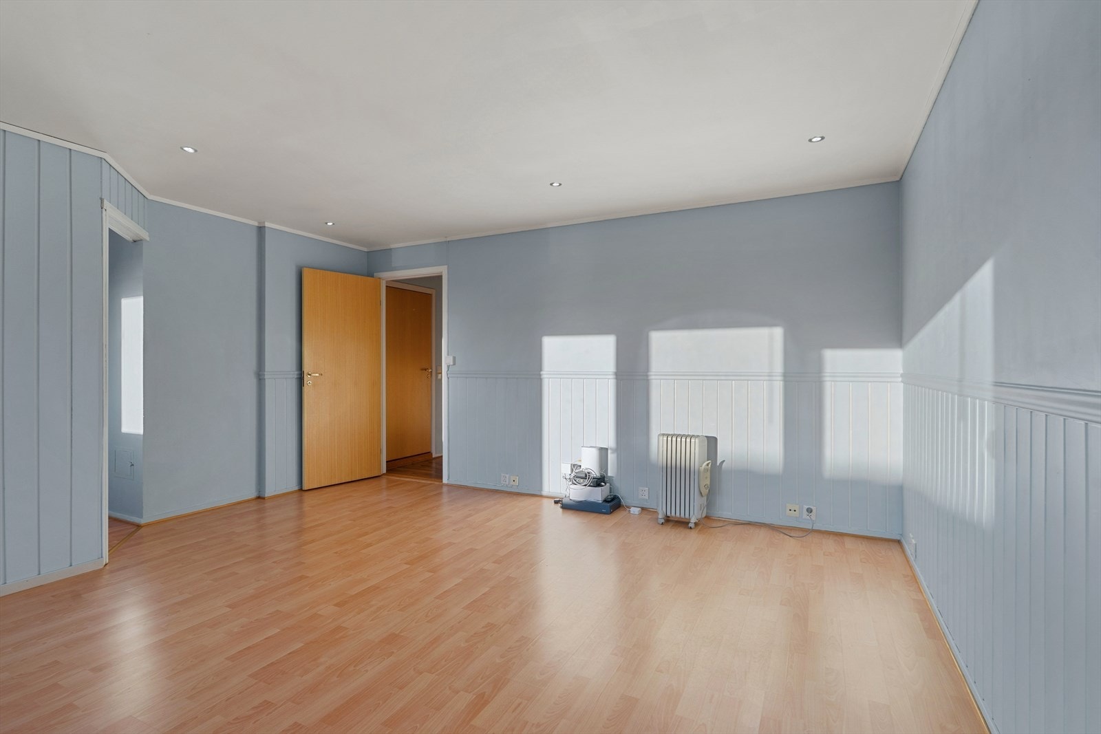 Stuen har en sentral plassering i boligen og fungerer som et naturlig samlingspunkt for familie og venner Galleribilde