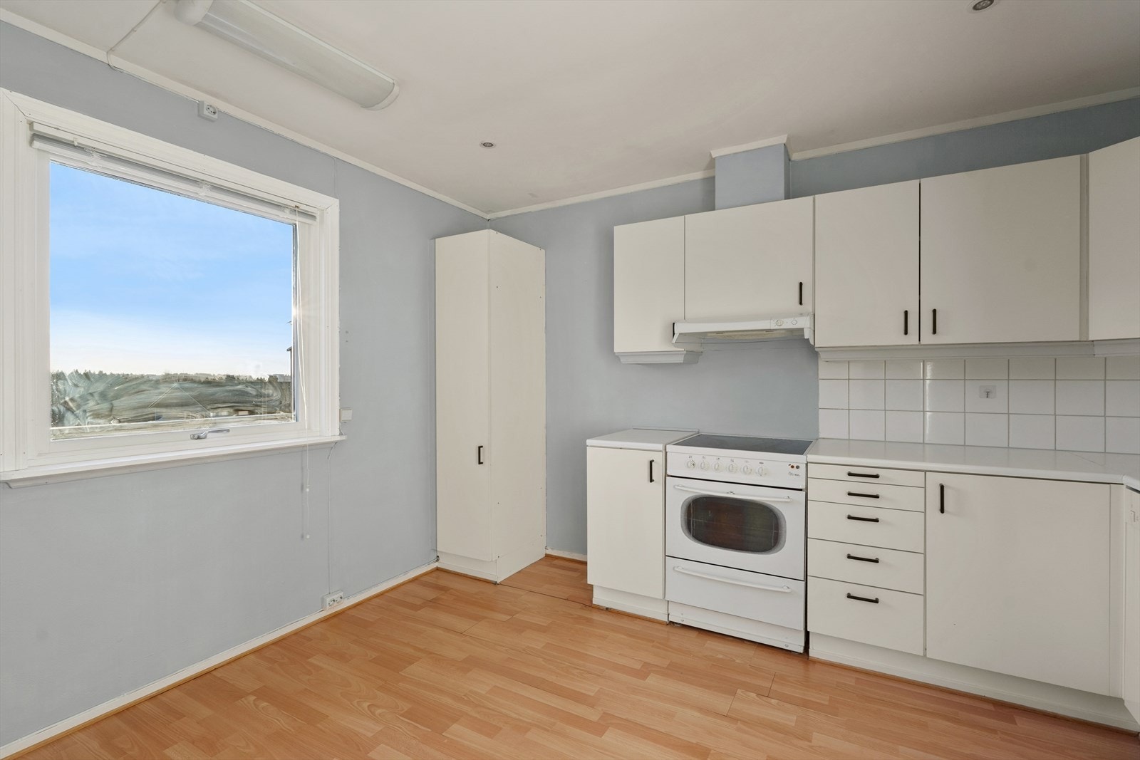 Kjøkkenet har en praktisk og oversiktlig utforming. Galleribilde