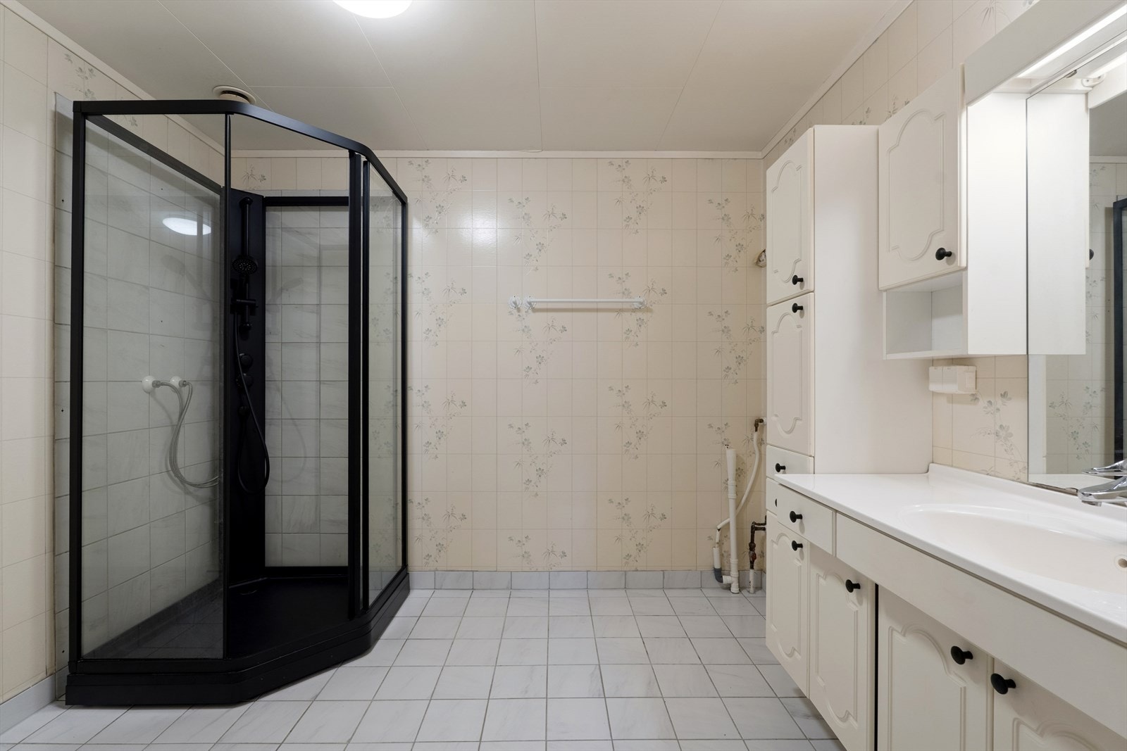 Bad med dusjhjørne og enkel servant Galleribilde