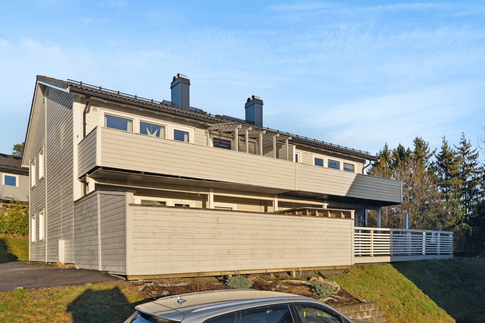 Boligen ligger i et rolig og etablert nabolag med kort vei til både natur og byliv Galleribilde