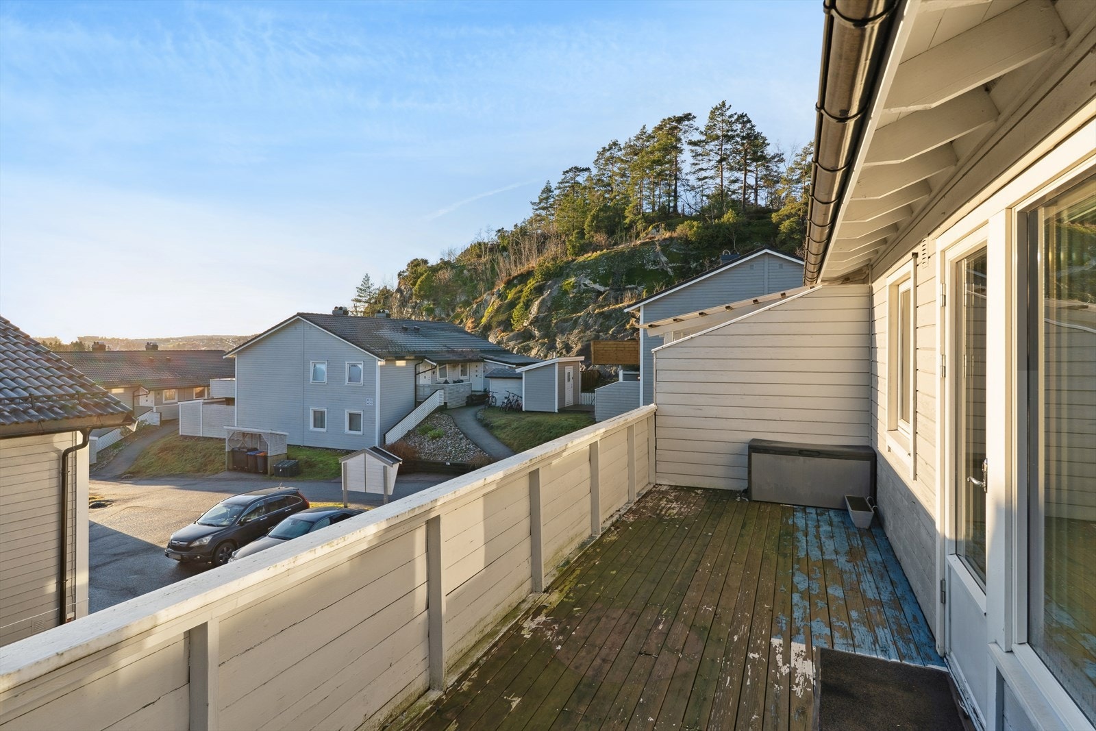 Veranda med gode solforhold - med plass til både grill og spisegruppe Galleribilde