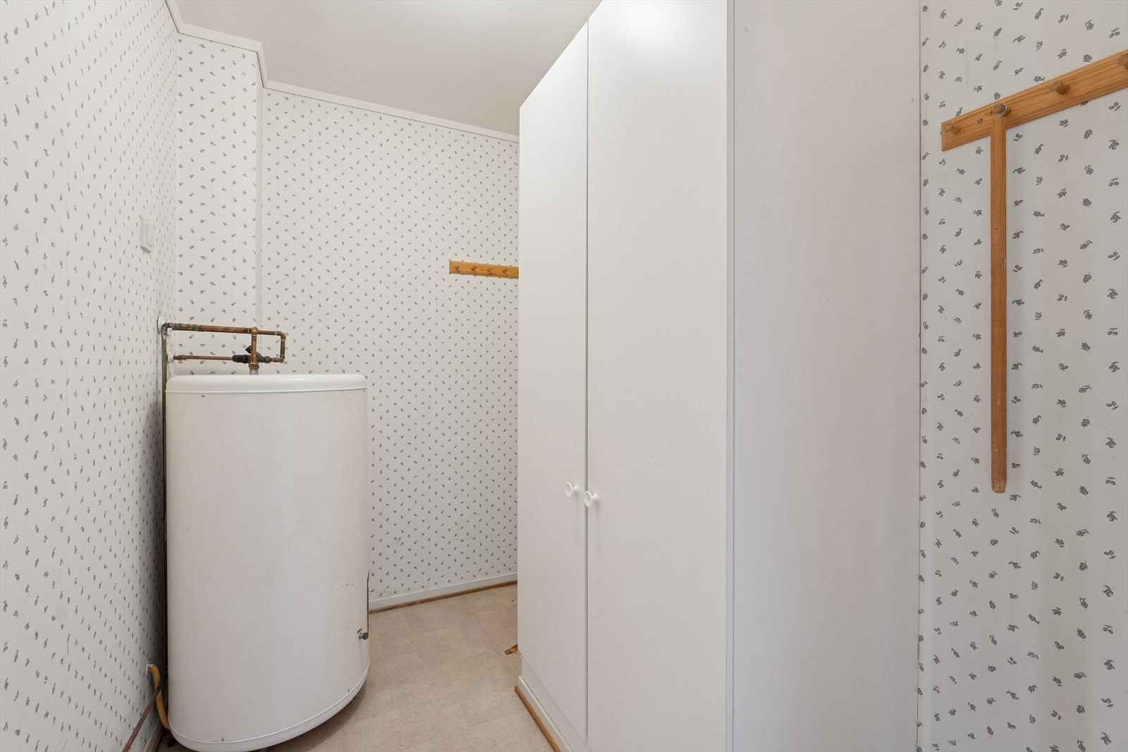 Praktisk bod med plass til oppbevaring. Galleribilde