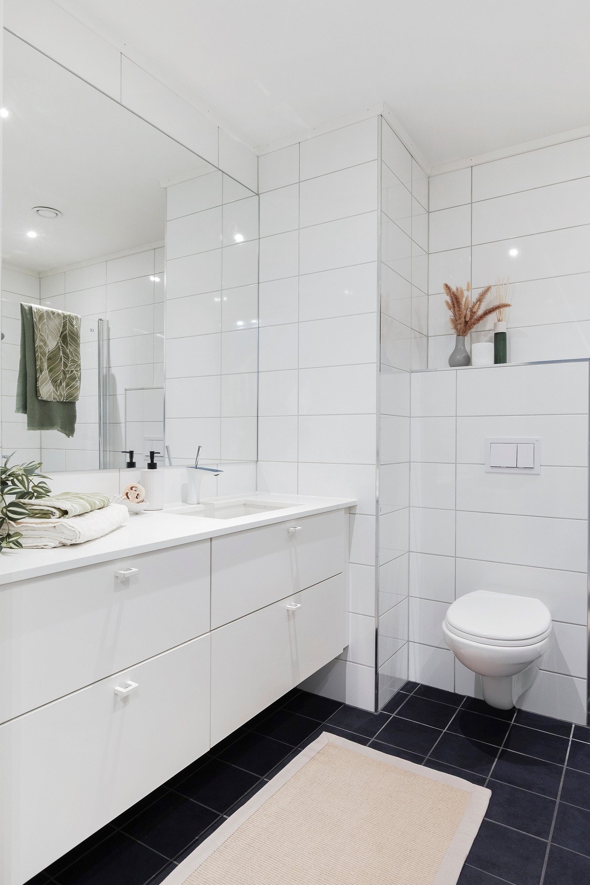 Helfliset baderom med varme i gulv og downlights i himling Galleribilde