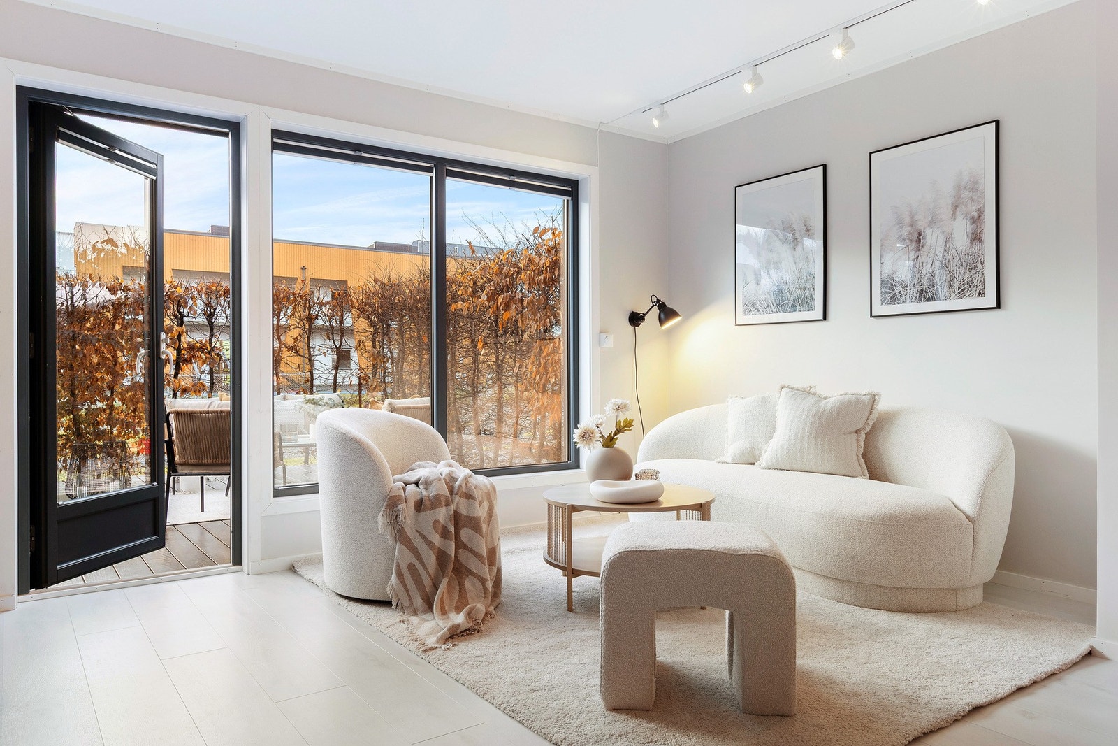 Stuen er et sosialt og naturlig samlingspunkt med god plass til både avslapning og hyggelige sammenkomster Galleribilde