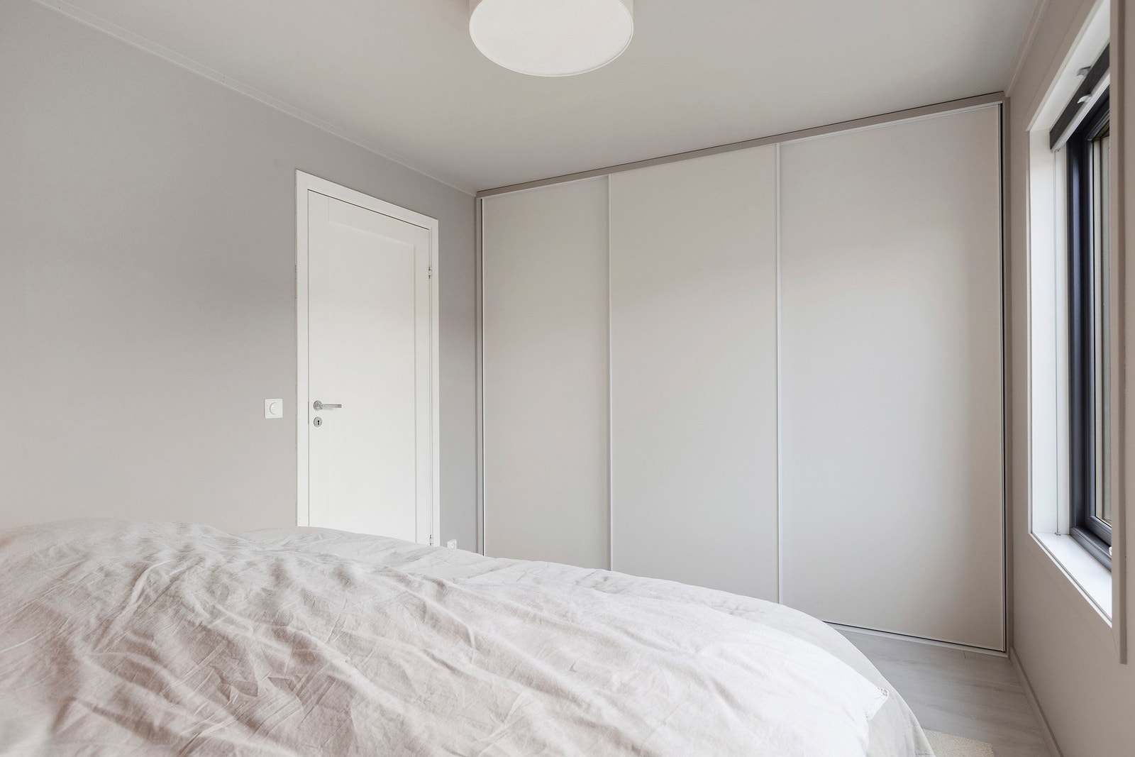 Hovedsoverommet er innredet med en større skyvedørsgarderobe med god plass til oppbevaring av klær og andre personlige eiendeler Galleribilde