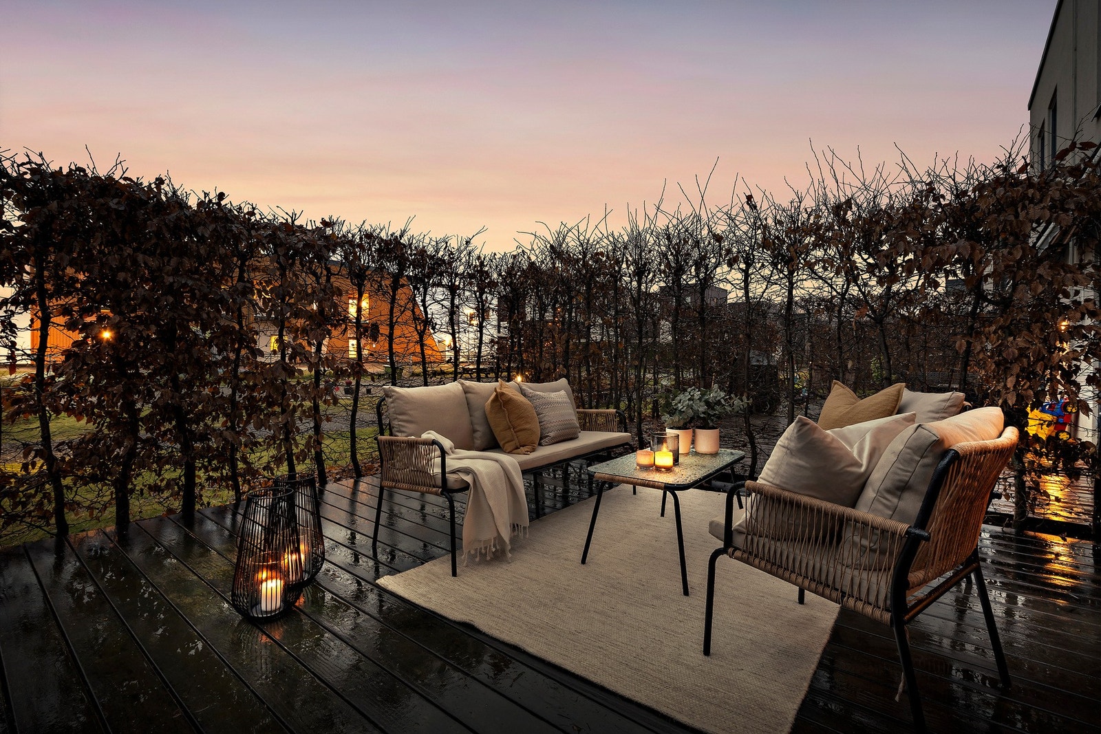 Nyt late, varme sommerkvelder på en romslig og skjermet uteplass Galleribilde