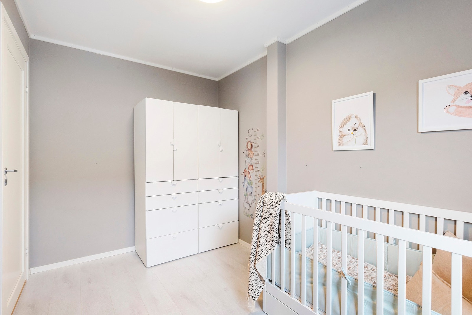 Her er det også god plass til ønsket garderobeløsning Galleribilde