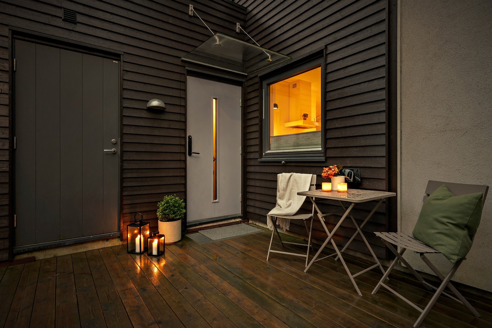Innbydende inngangsparti med platting og adkomst til utvendig bod Galleribilde