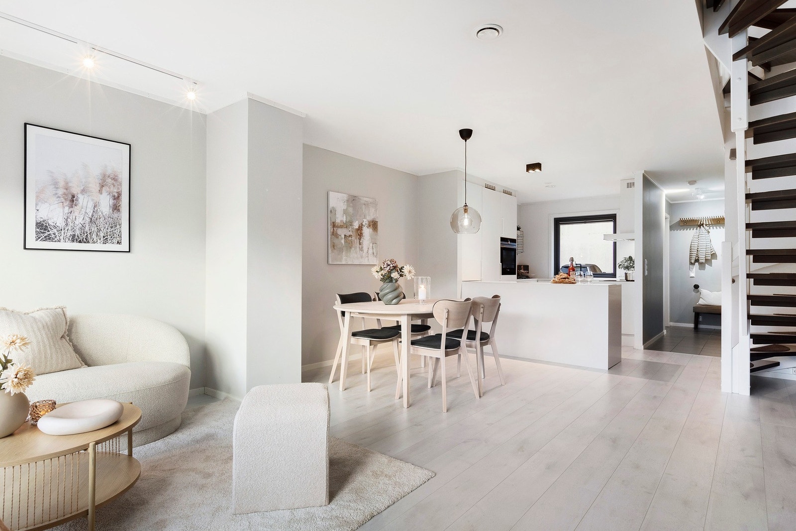 Videre inn i stuen beveger vi oss mot spiseplassen Galleribilde