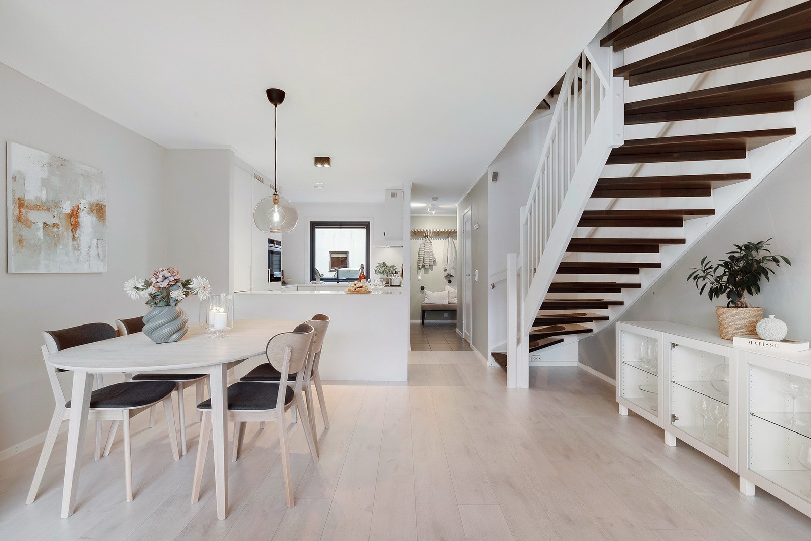 Spisegruppen får sin naturlige plassering ved kjøkkenet Galleribilde