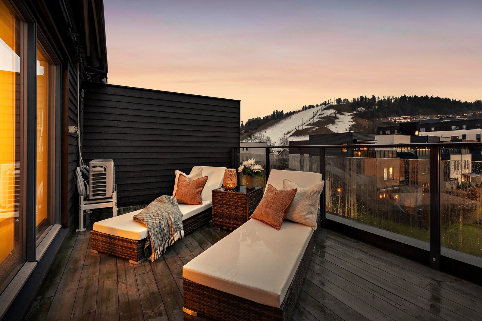 Terrassen har gode møbleringsmuligheter og har en fantastisk utsikt mot Kirkerudbakken Galleribilde