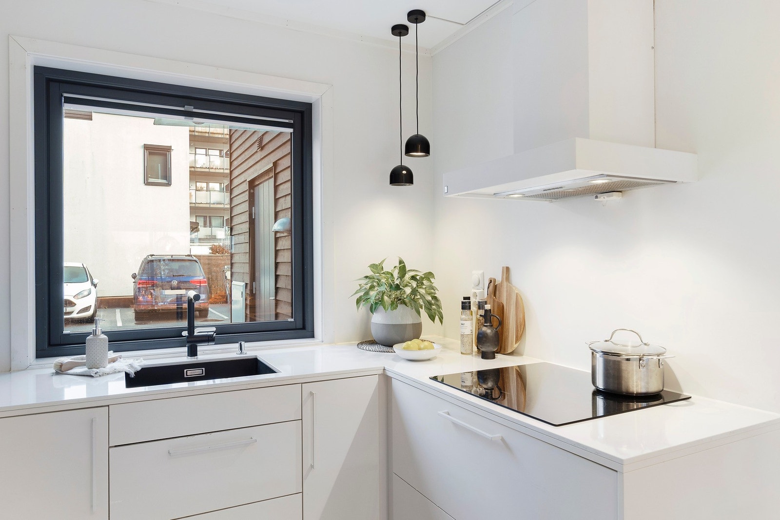 Induksjonstopp, ventilator, lekkasjestopper og komfyrvakt gir en trygg og funksjonell kjøkkenløsning Galleribilde