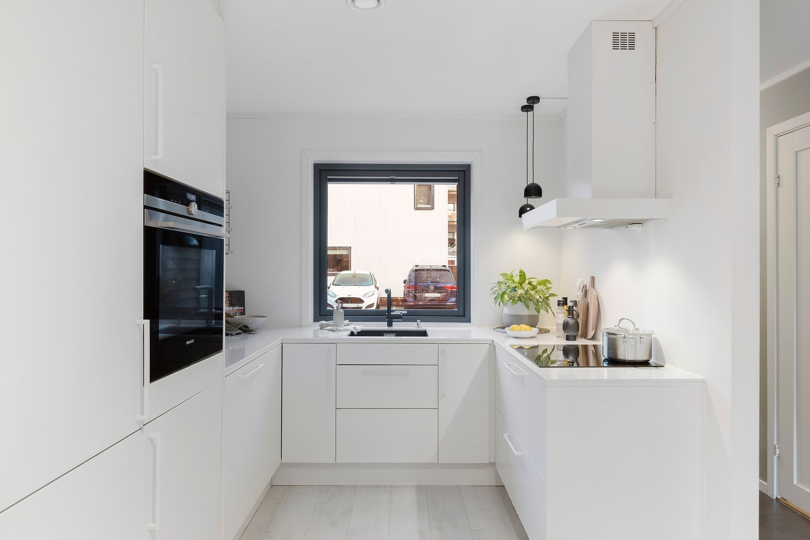 Rikelig med skap- og benkeplass sørger for et funksjonelt og arbeidsvennlig kjøkken Galleribilde