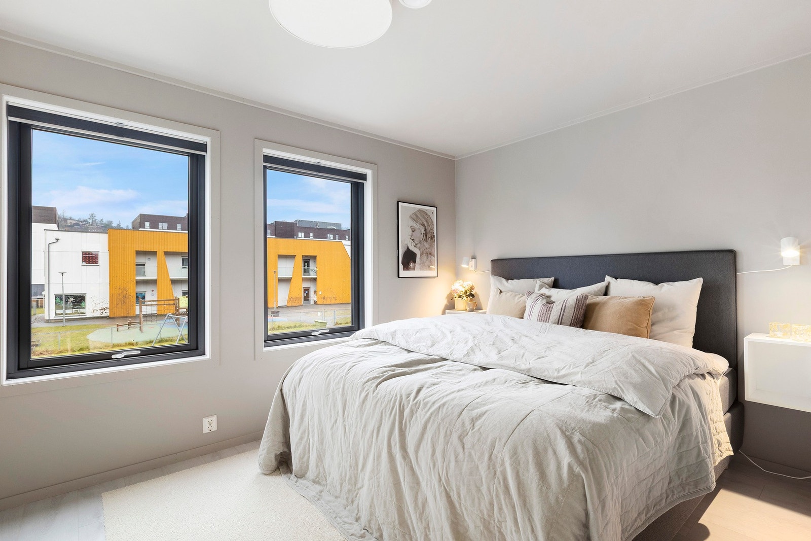 Romslig hovedsoverom med god plass til stor seng og nattbord Galleribilde