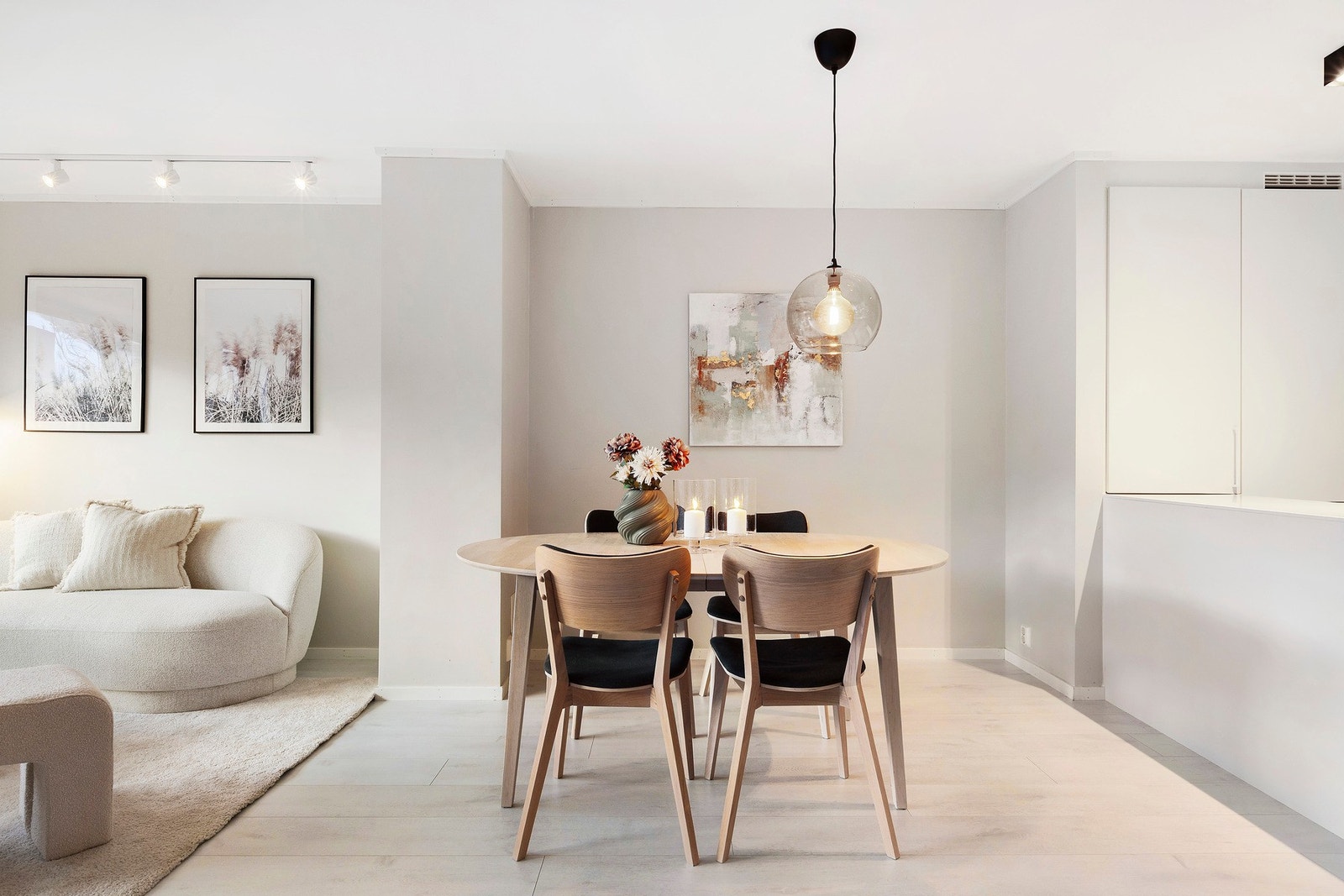 Her er det god plass til å innrede en større spisegruppe med god plass til hele familien Galleribilde