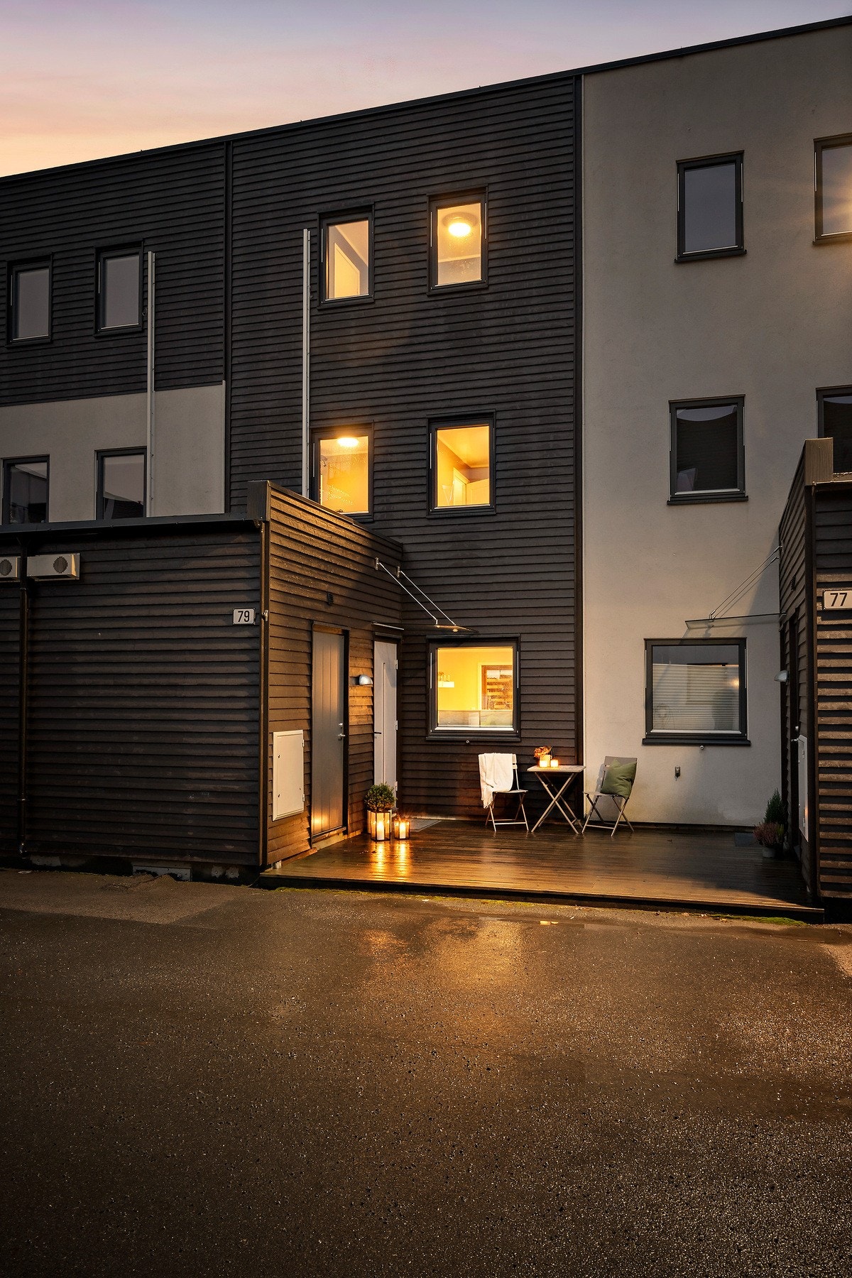 Fasade. Boligen disponerer en fast biloppstillingsplass med elbillader Galleribilde