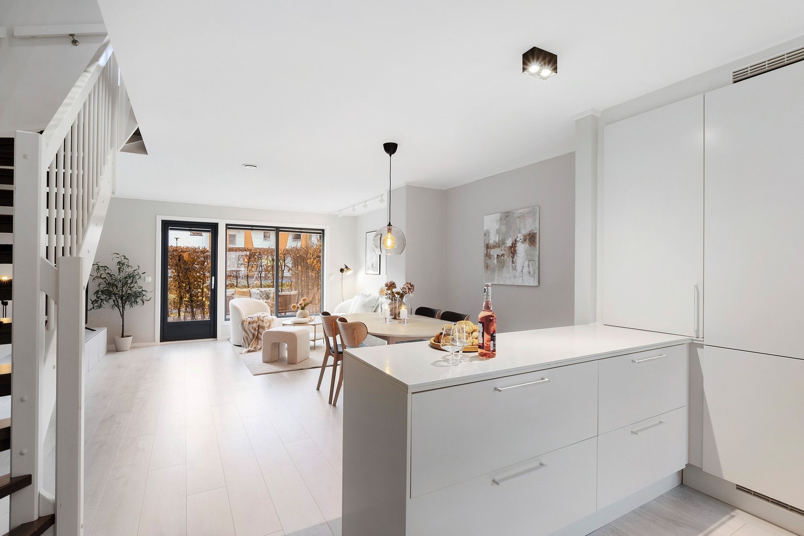 Fra entréen kommer du inn til et lyst og luftig oppholdsrom med store vindusflater som gir rikelig med naturlig lys Galleribilde