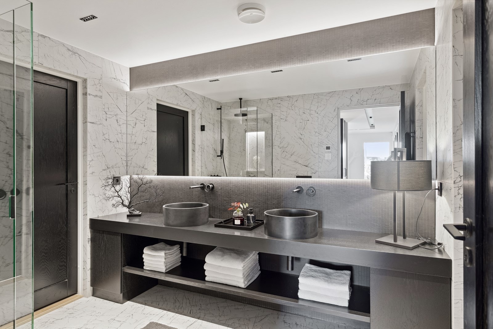 Bad 1. etasje, med tekniskrom og vaskerom på hver side. Skittentøyssjakt med luker i 3. og 2. etasje ned på vaskerommet. Galleribilde