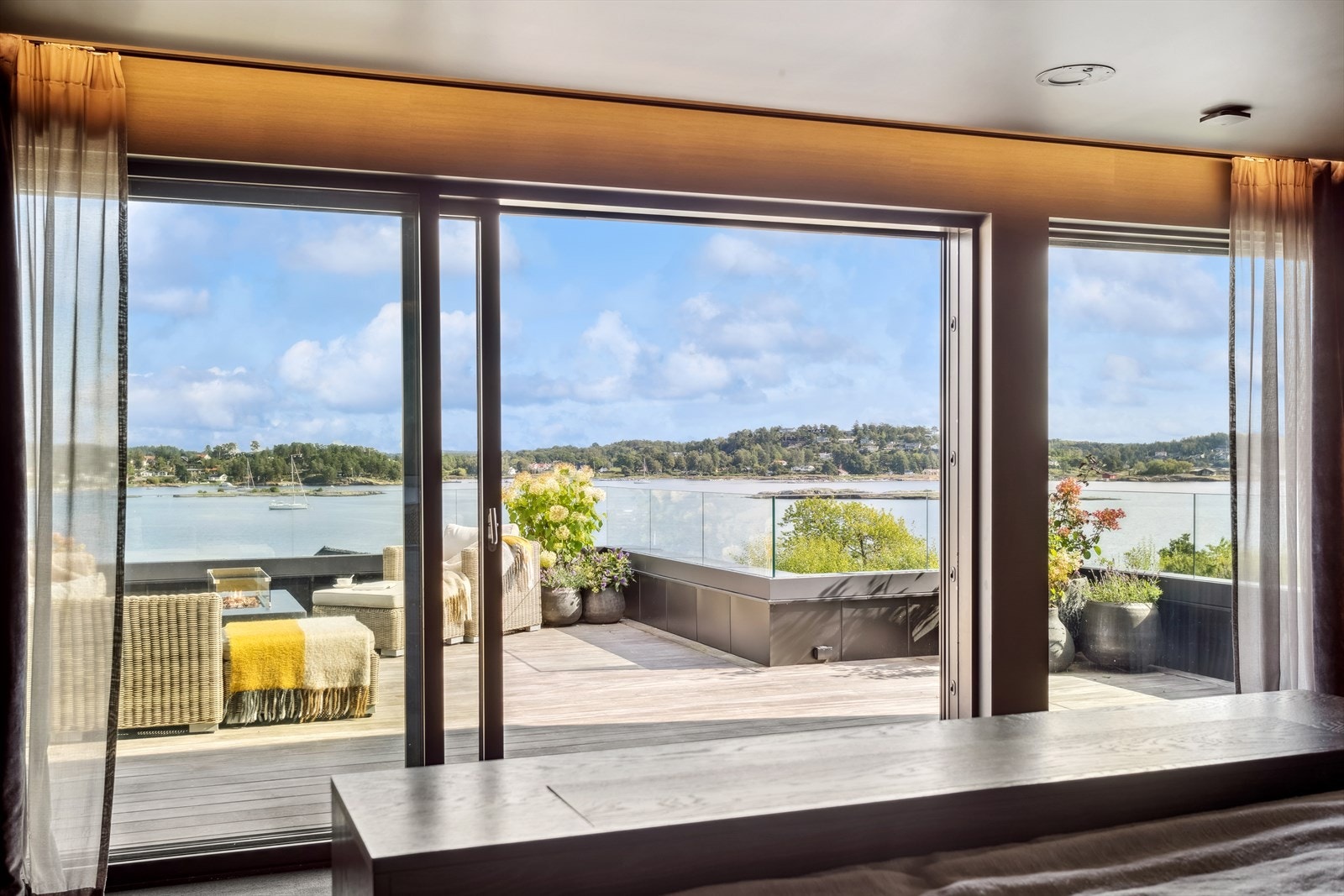 Ett tastetrykk og tofløyet gardiner + utvendig screens åpner opp denne utsikten. Galleribilde