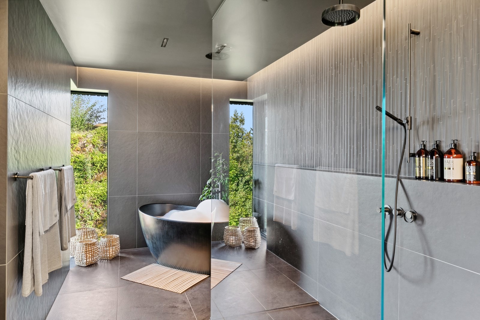 Privat bad 3. etasje. Du ser selvfølgelig Lahellefjorden fra badekaret igjennom hjørnevinduer. Galleribilde