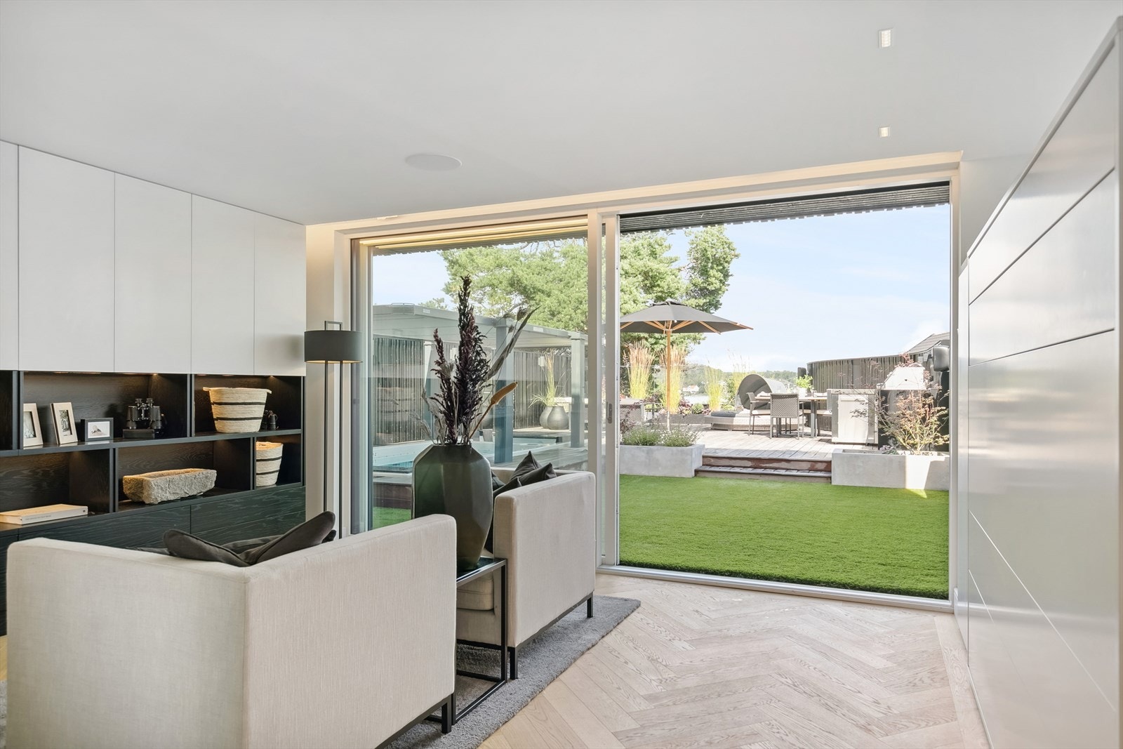 Varmekabler, belysning i alle rom, utvendig screens, innvendige gardiner, kan også styres fra mobil til forhåndsdefinerte innstillinger eller manuelt. Galleribilde